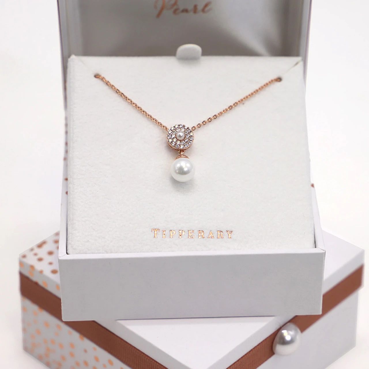 This chic pendant is a simple yet classic design. It can be worn on its own or layered with other complimenting pieces.