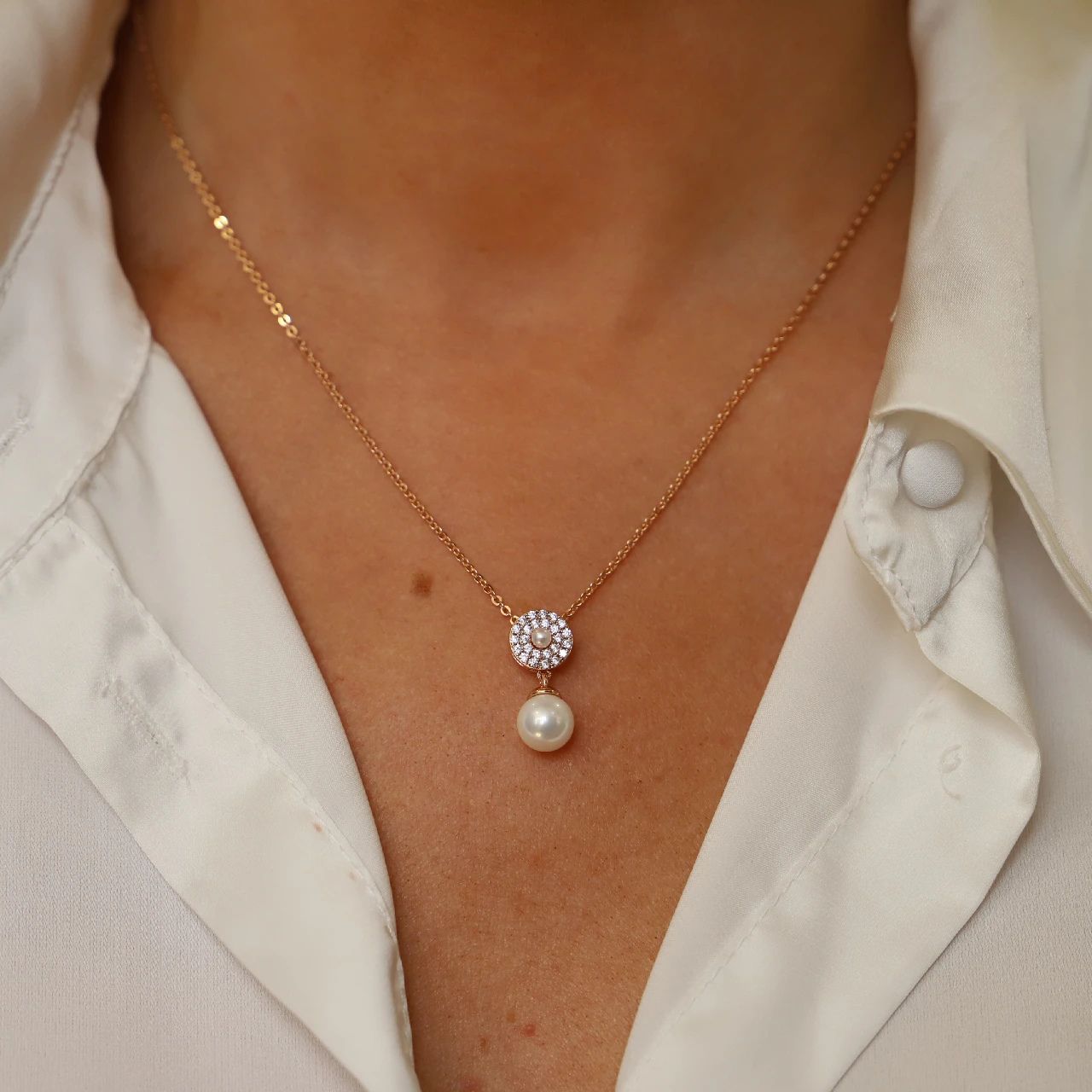This chic pendant is a simple yet classic design. It can be worn on its own or layered with other complimenting pieces.