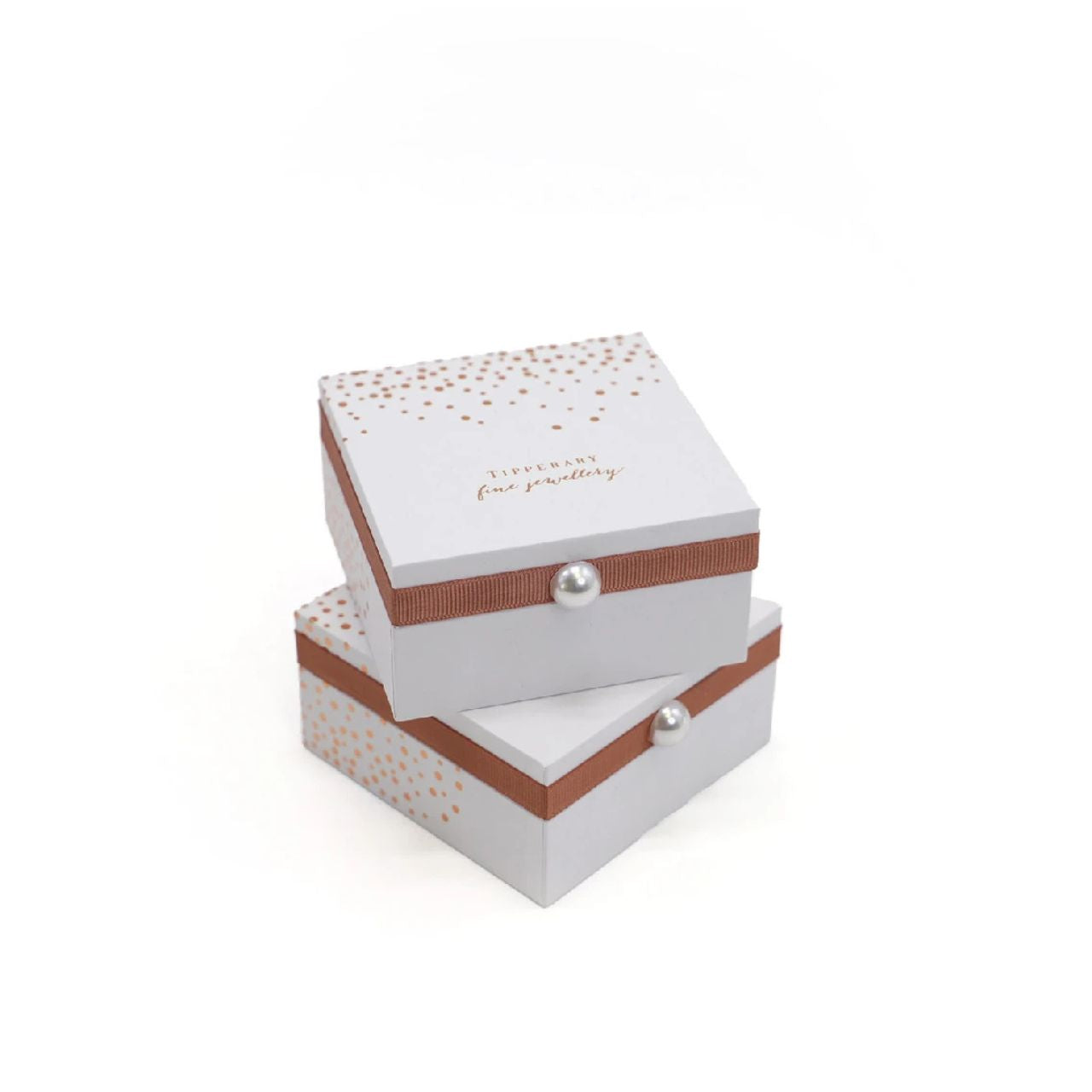 This chic pendant is a simple yet classic design. It can be worn on its own or layered with other complimenting pieces.