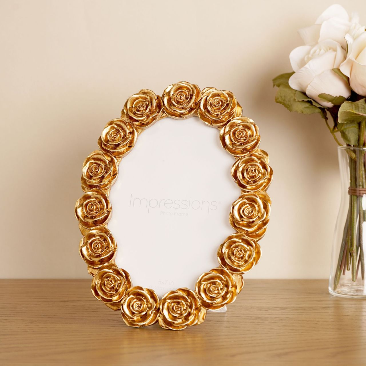 The Impressions Rose Design Oval Resin Photo Frame 5" x 7" beautifully displays your treasured memories.