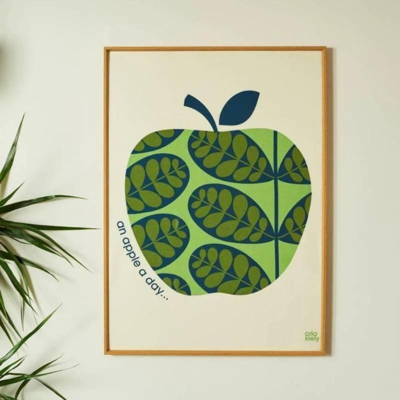 Tipperary Orla Kiely Set of 2 T-Towels - Apple A Day  Add a touch of modern style to your kitchen with this set of two Tea Towels.