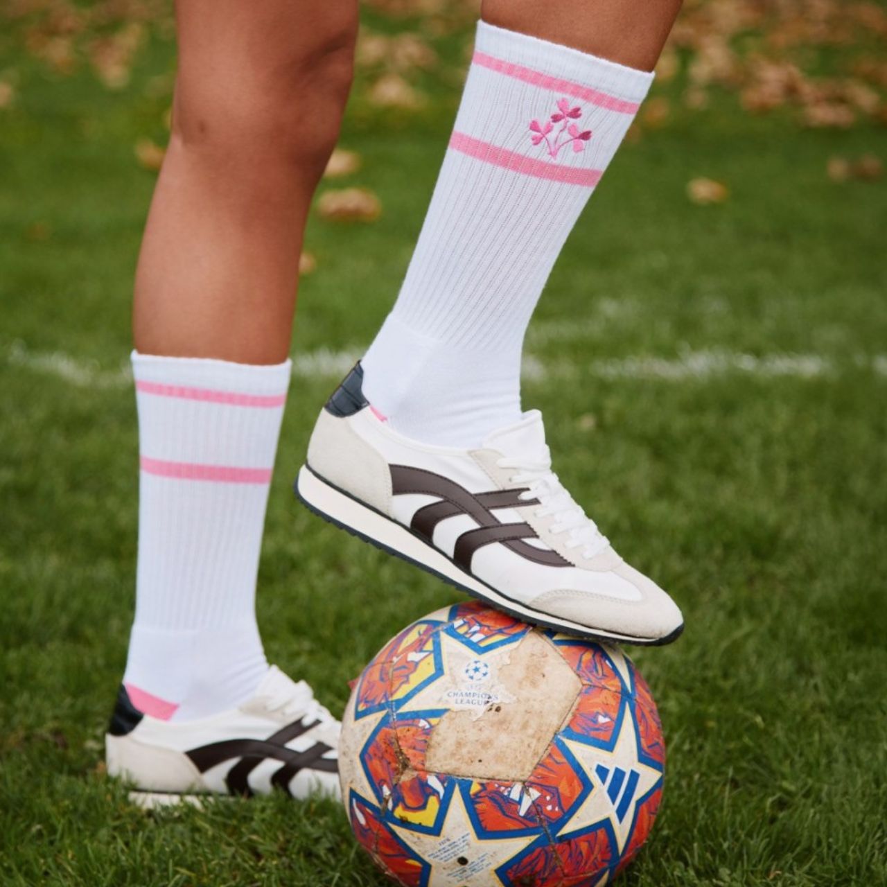 A sporty pair of socks with Shamrock styling in white and pink. Soft, supportive feel makes them great for training and everyday wear. A fun twist on a classic look.