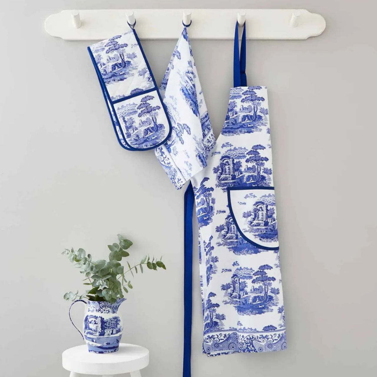 Bring the beautiful Blue Italian design to your essential kitchen textiles
