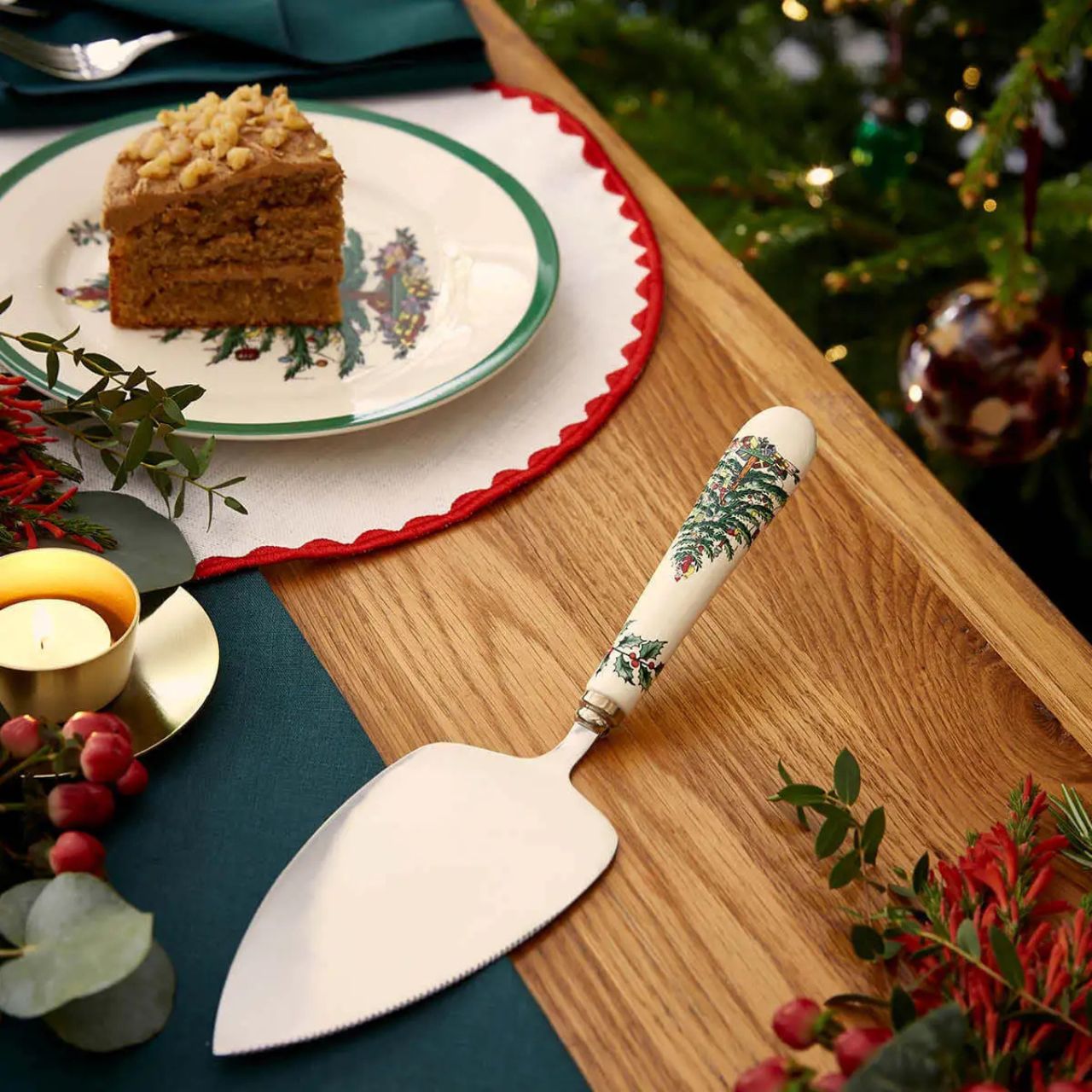 Serve in wonderful Christmas style with this cake slice from Spode