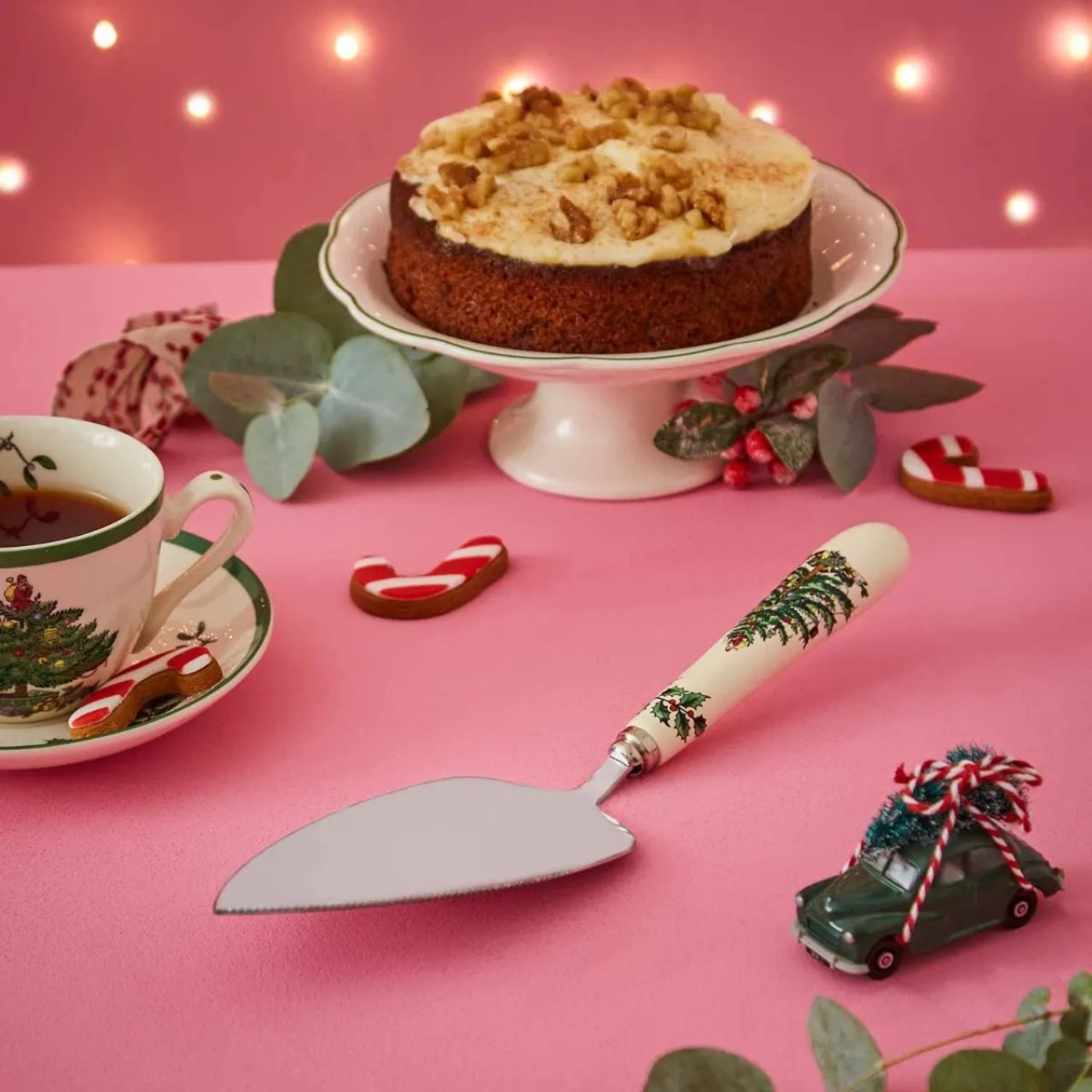 'Tis the season for sweet treats and indulgent desserts, so serve up your family's favourites using this festive cake slice. Part of our Christmas Tree collection, it has a decorated porcelain handle featuring the classic design and a sprig of holly, as well as a stainless steel slice.