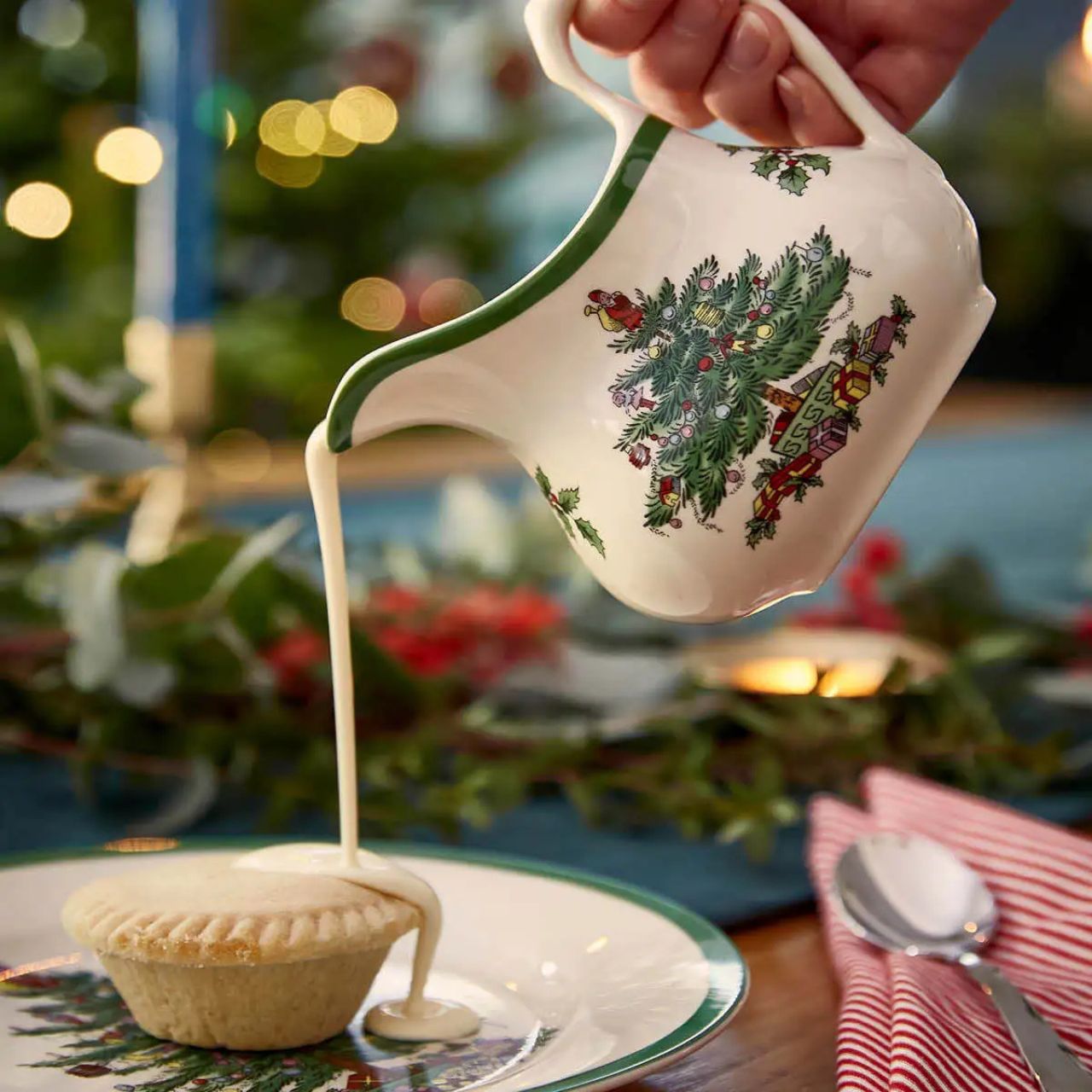A classic Christmas design from Spode, to serve cream and sauces in style.