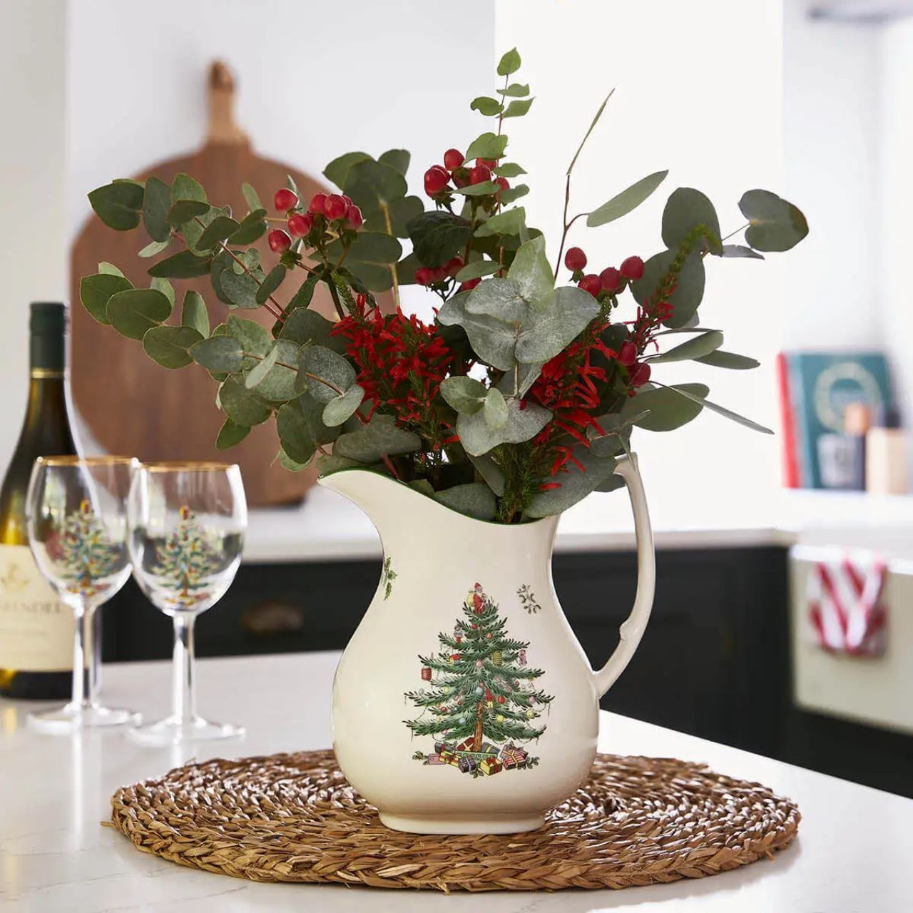 Whether fresh fruit juice or festive spice punch, pour in seasonal style at Christmas