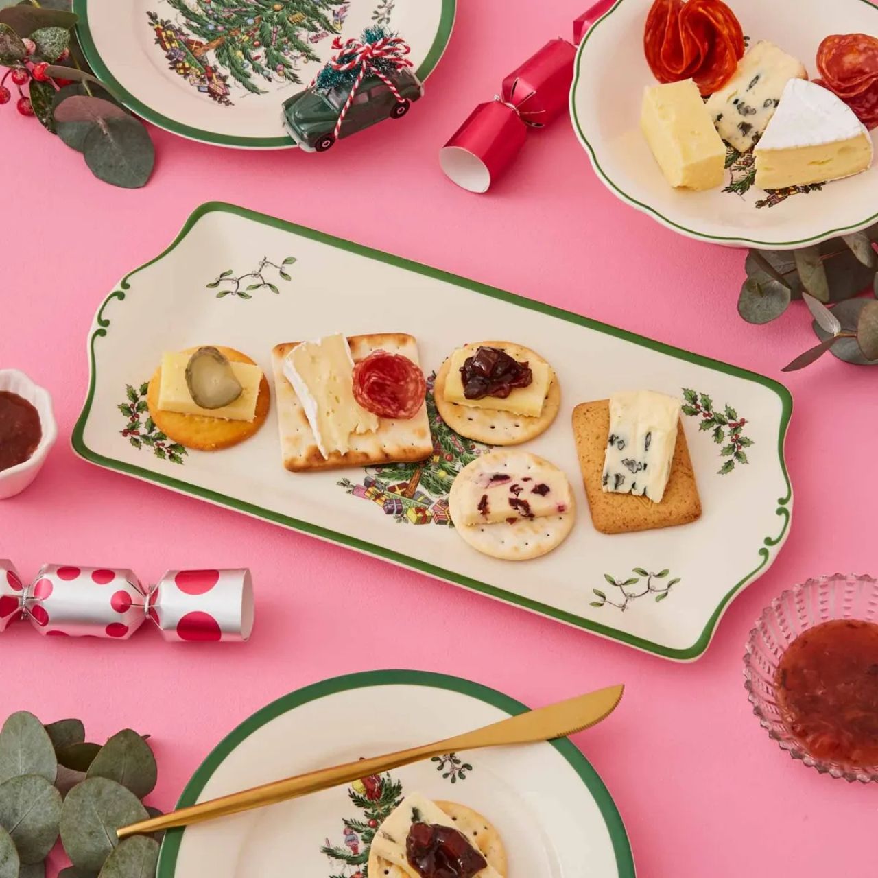 Whether you're hosting Christmas dinner, a casual lunch or Christmas Eve party, use this Christmas Tree sandwich tray from Spode for classic seasonal style. It's decorated with green borders, boughs of holly and mistletoe, and a traditional tree that calls to mind memories of Christmases past.