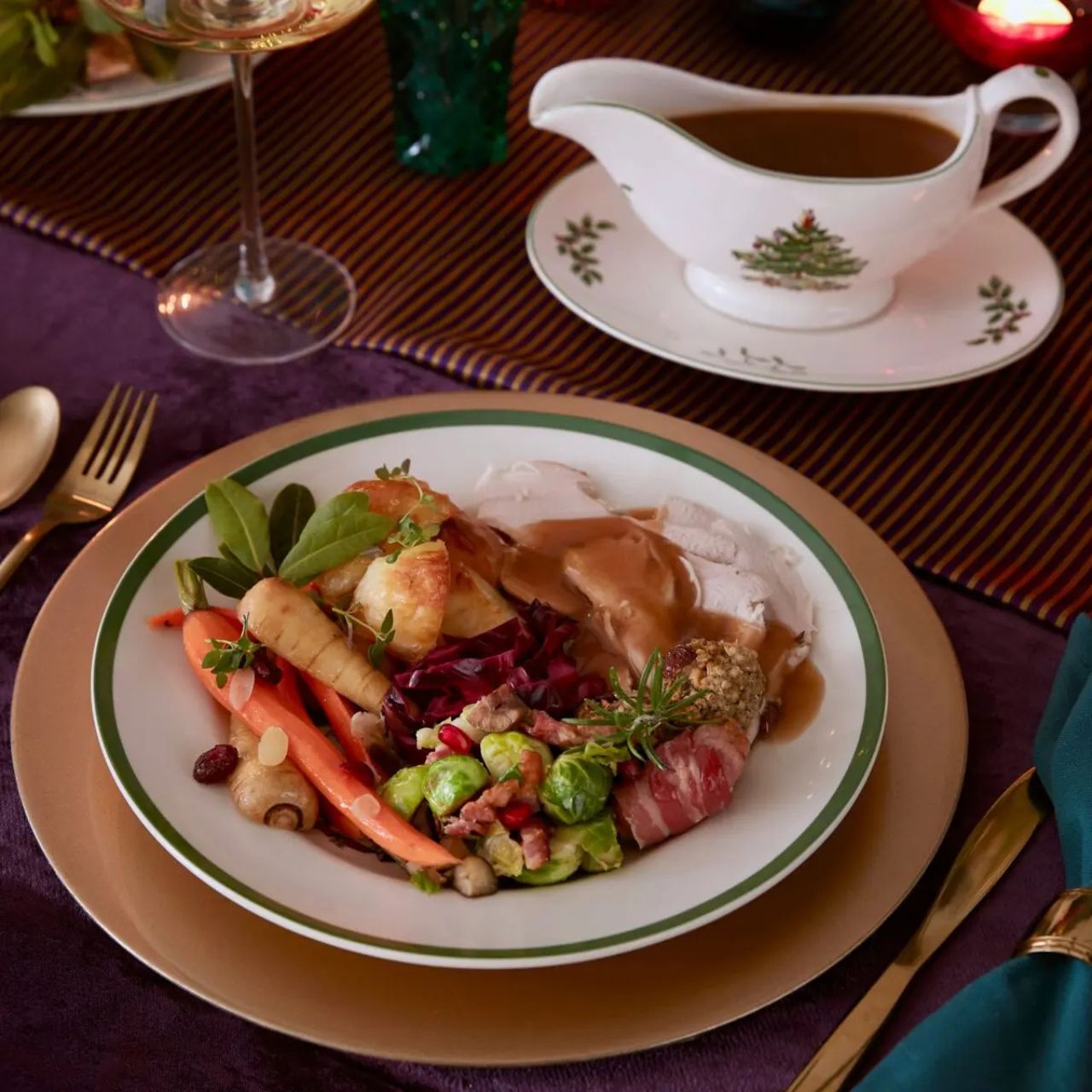 Gravy, mint, cranberry... whatever your seasonal sauce of choice, make sure it's festive with this Christmas Tree sauce boat and matching stand. The classic, colourful Christmas Tree design by Spode makes sure this sauce boat looks right at home on your Christmas themed table.