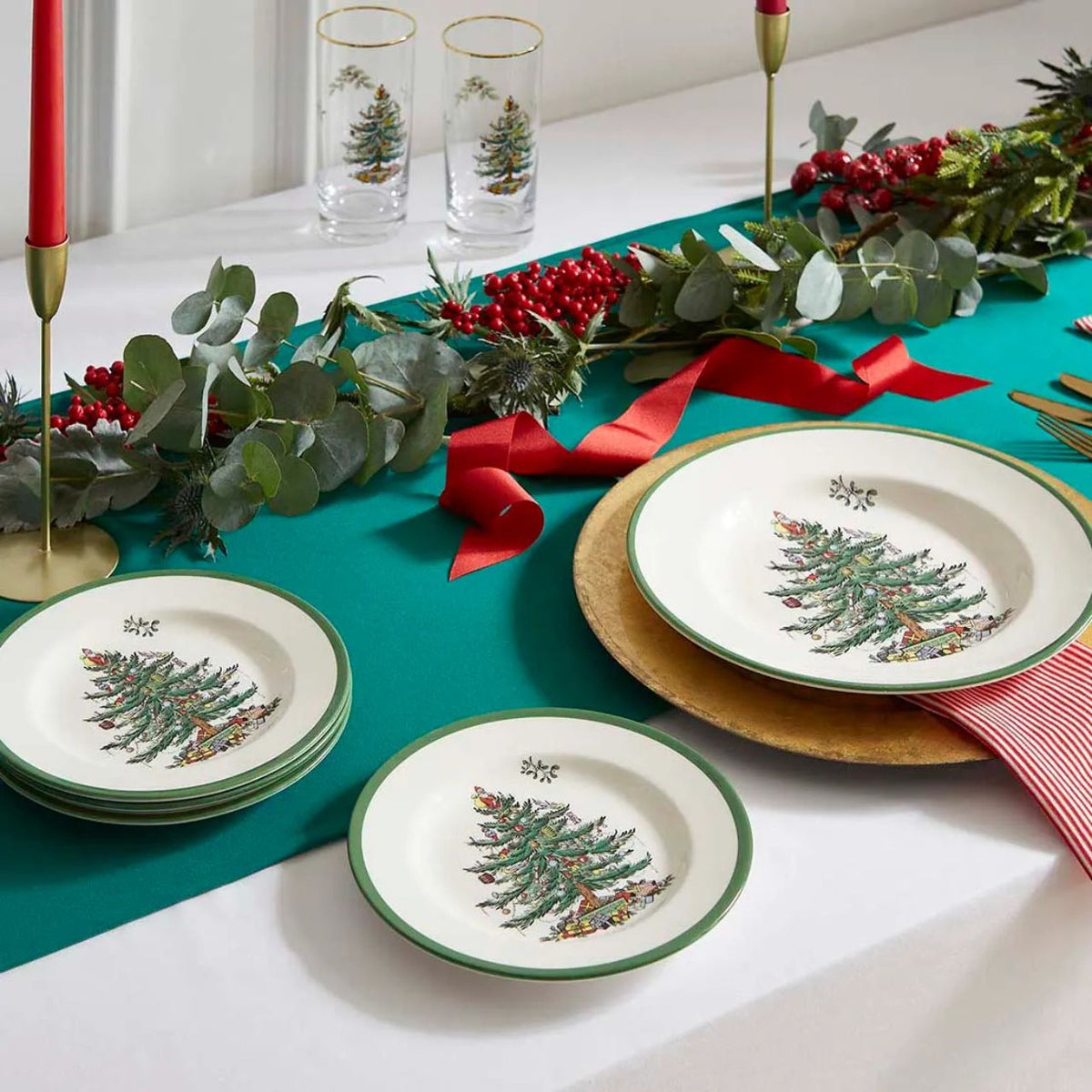 Christmas comes but once a year, so make your family get-together extra memorable with these Spode Christmas Tree plates. Perfect for serving up those seasonal sides, or used as a small dinner plate, they feature the traditional Christmas tree design, loved around the world since 1938 with a festive green trim around the outside.
