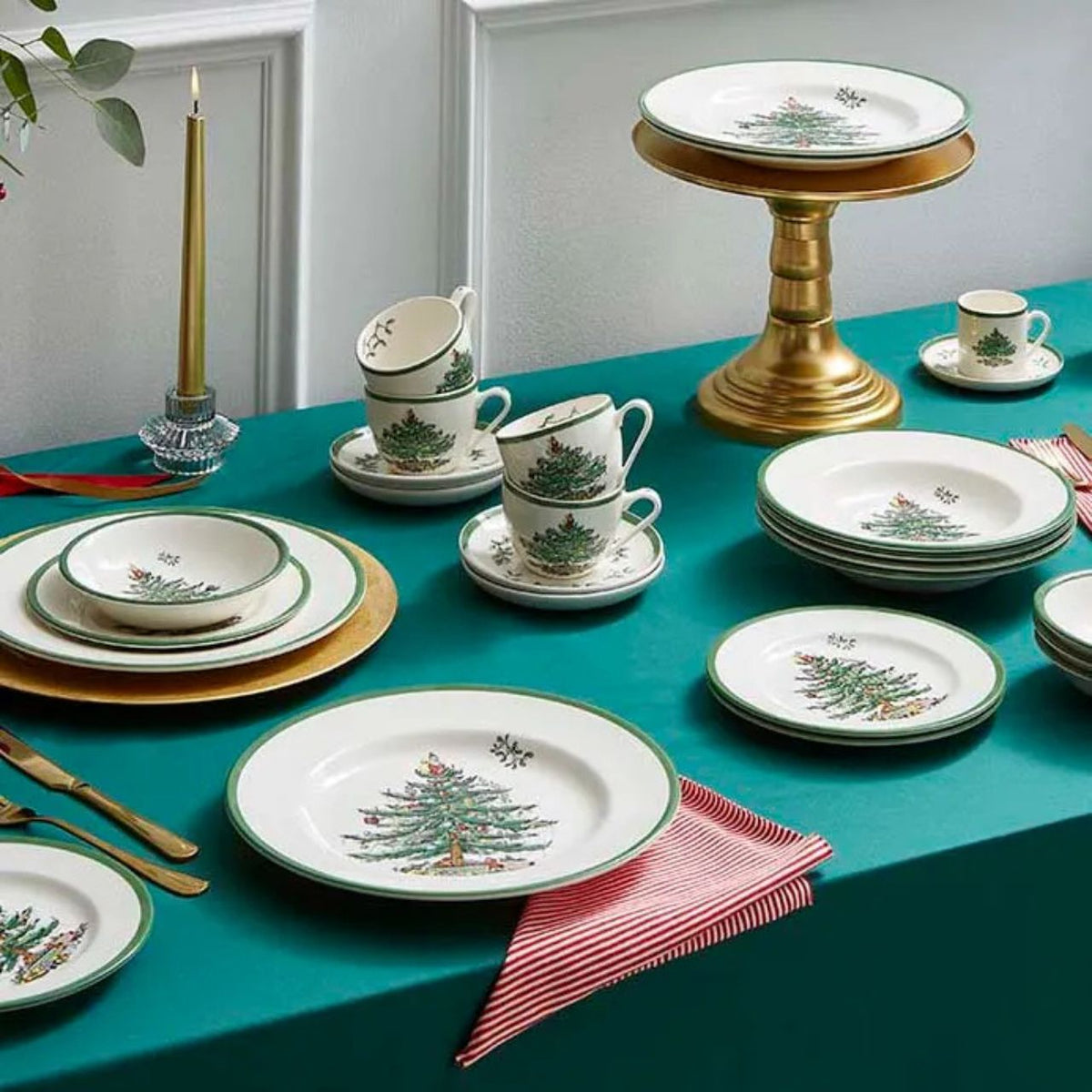 Christmas comes but once a year, so make your family get-together extra memorable with these Spode Christmas Tree plates. Perfect for serving up those seasonal sides, or used as a small dinner plate, they feature the traditional Christmas tree design, loved around the world since 1938 with a festive green trim around the outside.