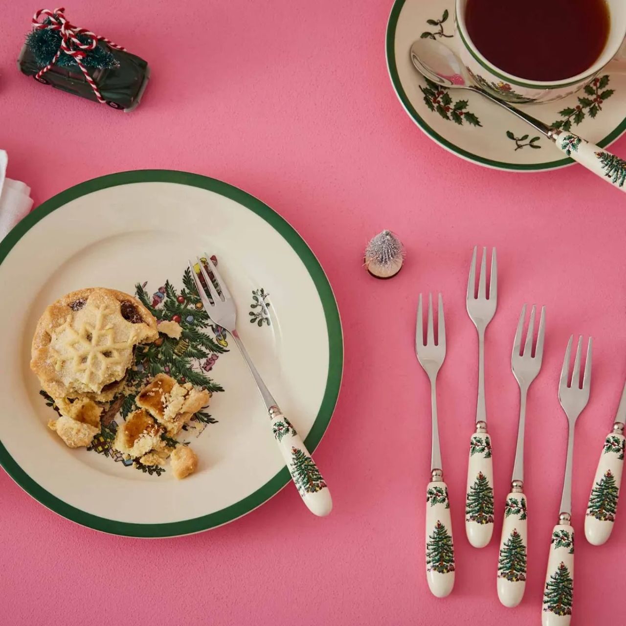 Dig into dessert with this pretty matching set of pastry forks that will keep your Christmas table truly on theme. There's nothing like a festive spread, and little details like these forks featuring the iconic Christmas Tree design by Spode on their handles really add to the magic.