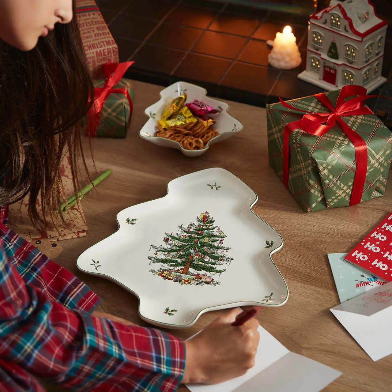 Add a distinctive charm to your table with this Christmas Tree dish, perfect for celebrating traditions and creating memories over the festive period. 