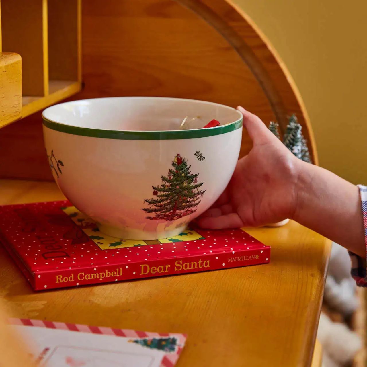A versatile bowl set, sized just right for festive side dishes, condiments and snacks.
