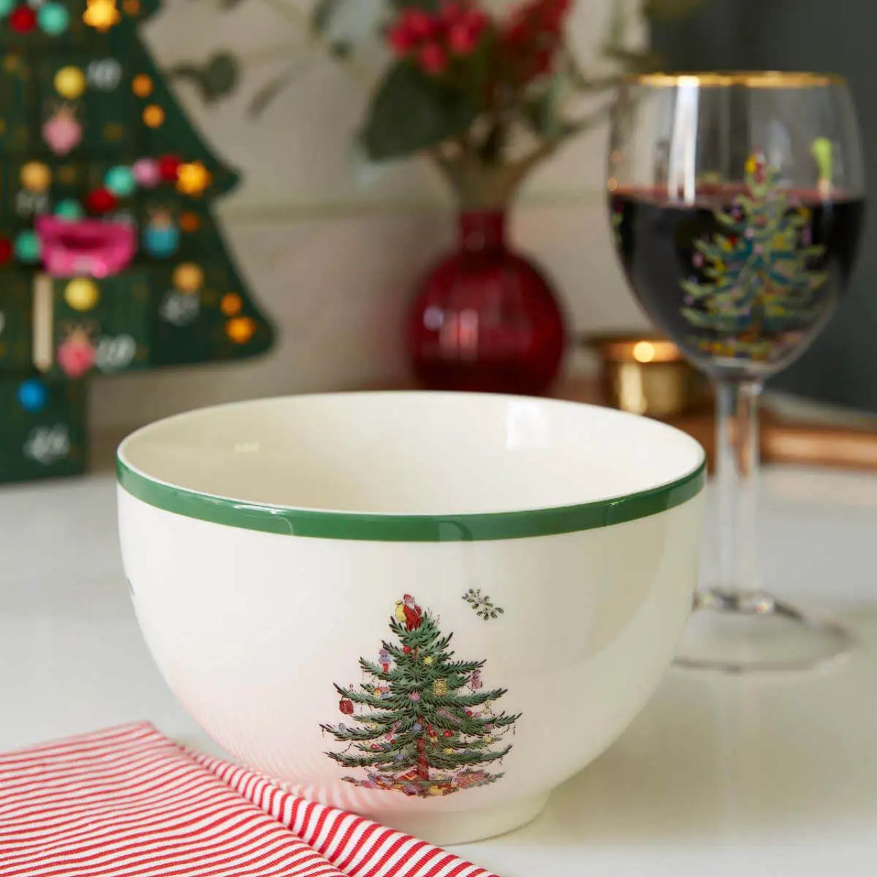 A versatile bowl set, sized just right for festive side dishes, condiments and snacks.