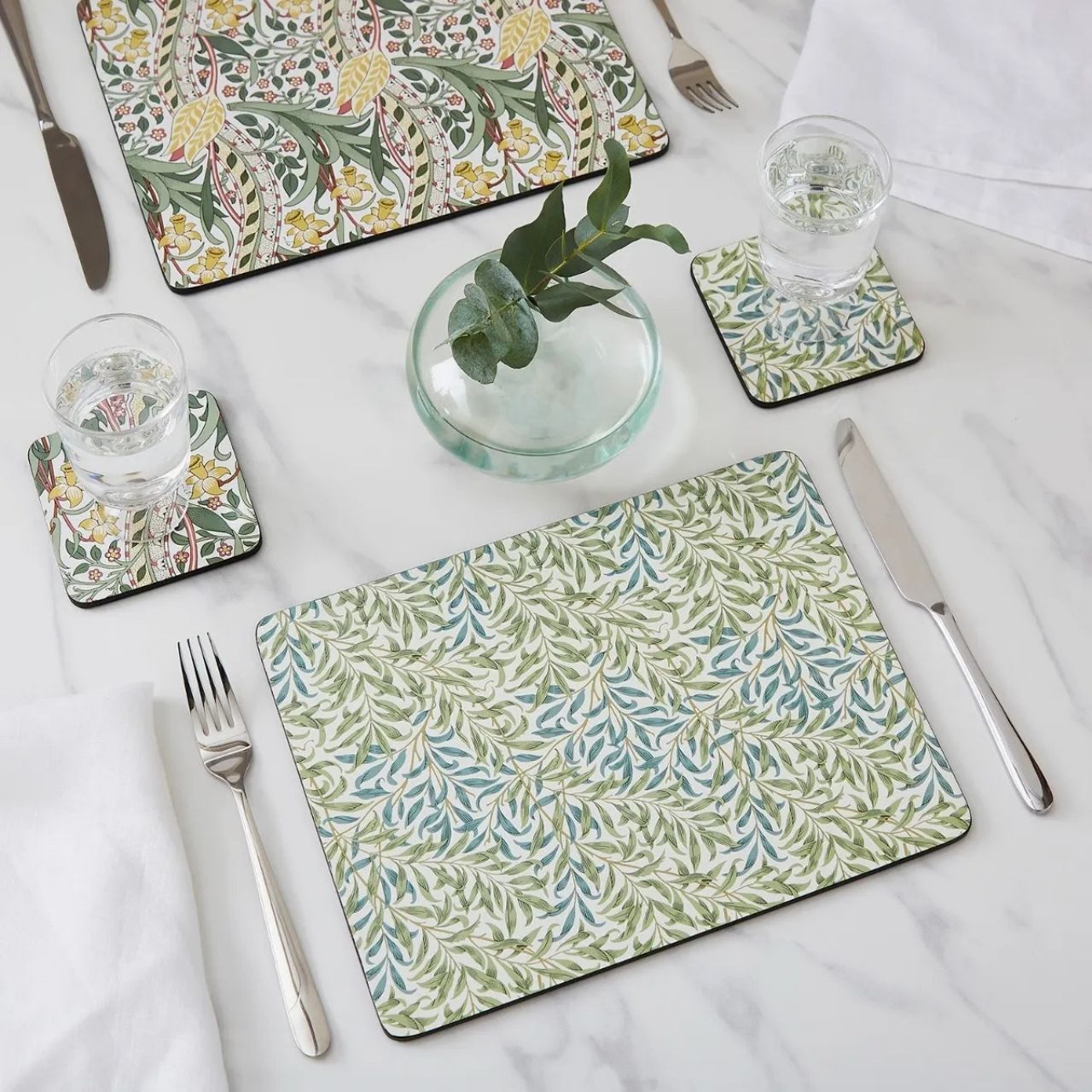 Bring a beautiful mix and match look to your table with this 6-piece placemat set