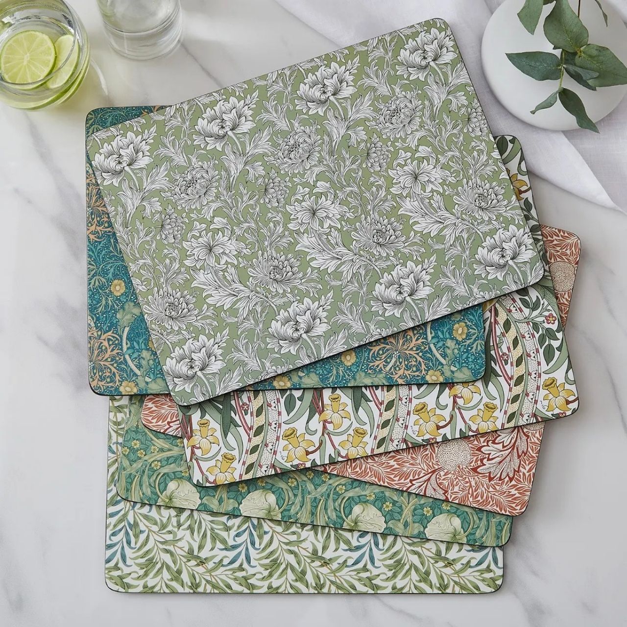 Bring a beautiful mix and match look to your table with this 6-piece placemat set