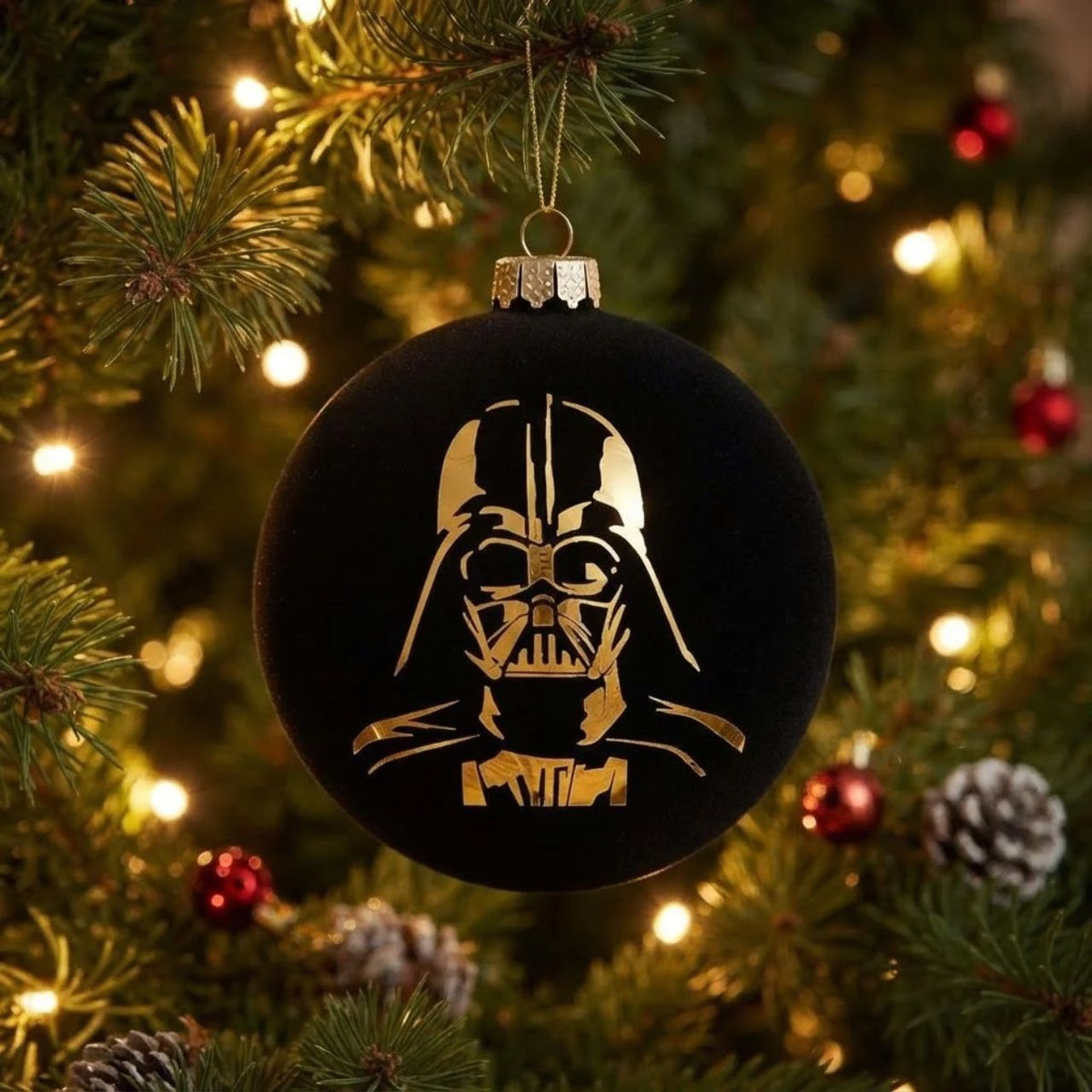 Bring the dark side to your Christmas tree with this Star Wars Darth Vader Lighted Christmas Bauble. Featuring the iconic Sith Lord design, this collectible ornament combines festive cheer with galactic flair.