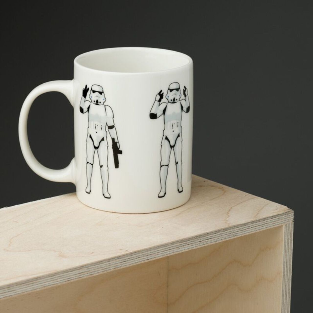 Crafted from high-quality white porcelain, The Original Stormtrooper Mug offers a sleek and durable design ideal for daily use. Its crisp white finish, inspired by iconic Stormtrooper armor, complements any kitchen or office setup.