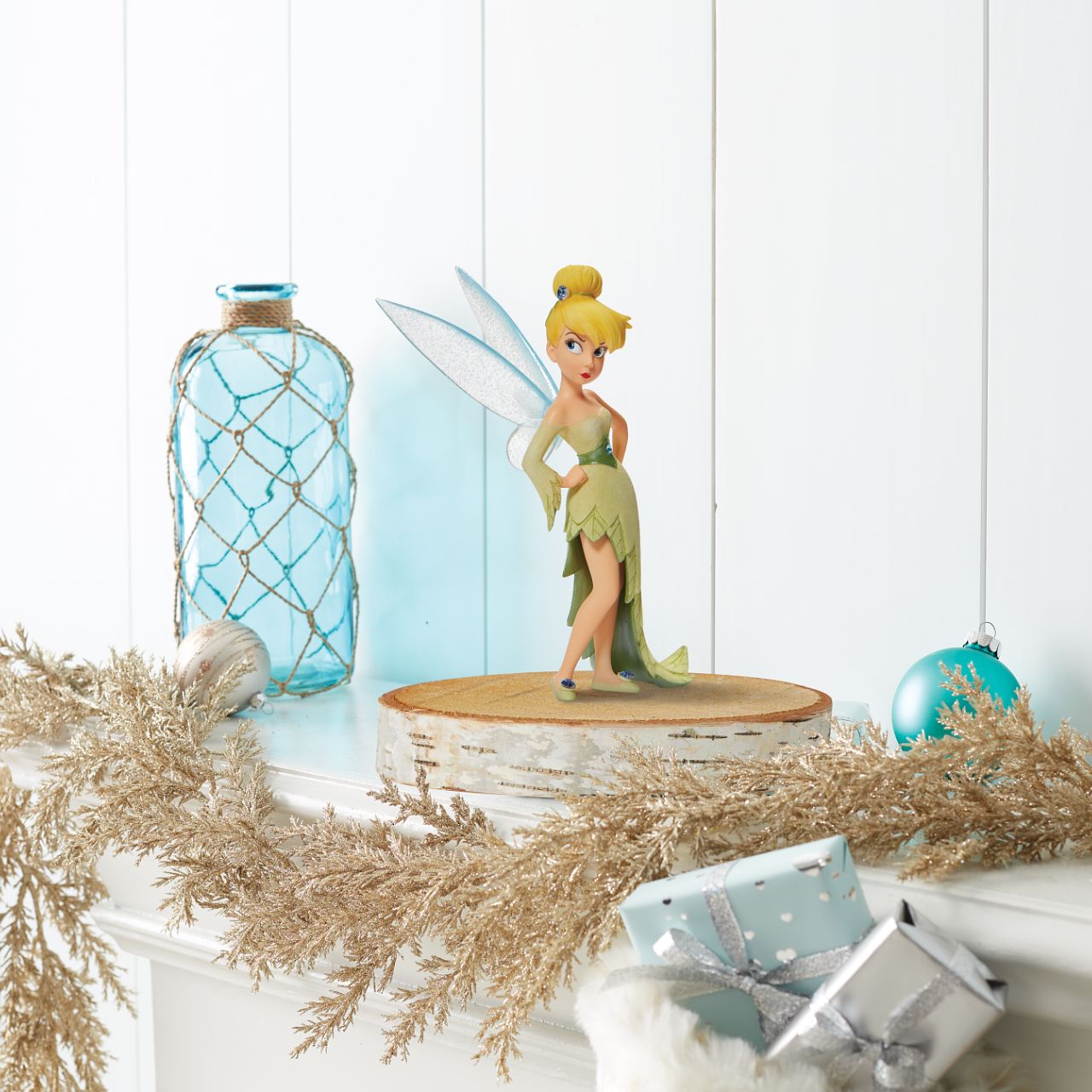 Hands on her hips, this pixie pouts with elegance and charm. With sparkling fairy wings and bedazzled accents, this Disney collectible is a tiny treasure. Wearing a dress made from the finest leaves, Tinker Bell is the unofficial queen of Neverland.
