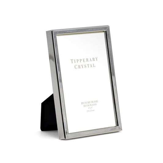 The Tipperary Aspect 4 x 6 Frame showcases a refined silver finish that complements any décor with subtle elegance. Designed to hold a 4" x 6" photograph, this frame offers a sleek profile and durable construction