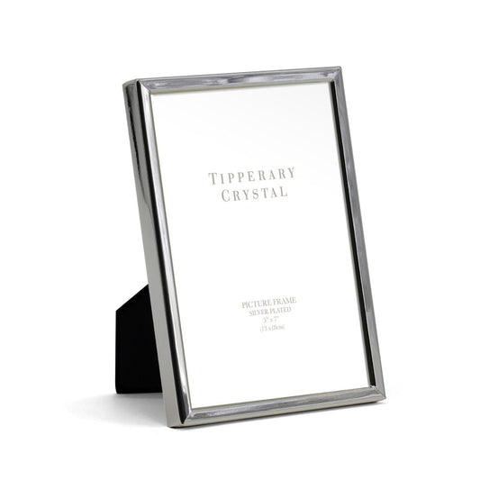 The Tipperary Aspect 5 x 7 Frame showcases a refined silver finish that complements any décor with subtle elegance. Designed to hold a 5" x 7" photograph, this frame offers a sleek profile and durable construction