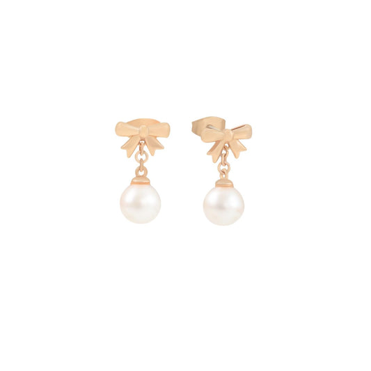The Tipperary Bow Pearl Drop Earrings in Gold combine expert design with timeless elegance. Featuring delicate bow motifs paired with graceful pearl drops, these earrings offer a refined silhouette that enhances any ensemble.