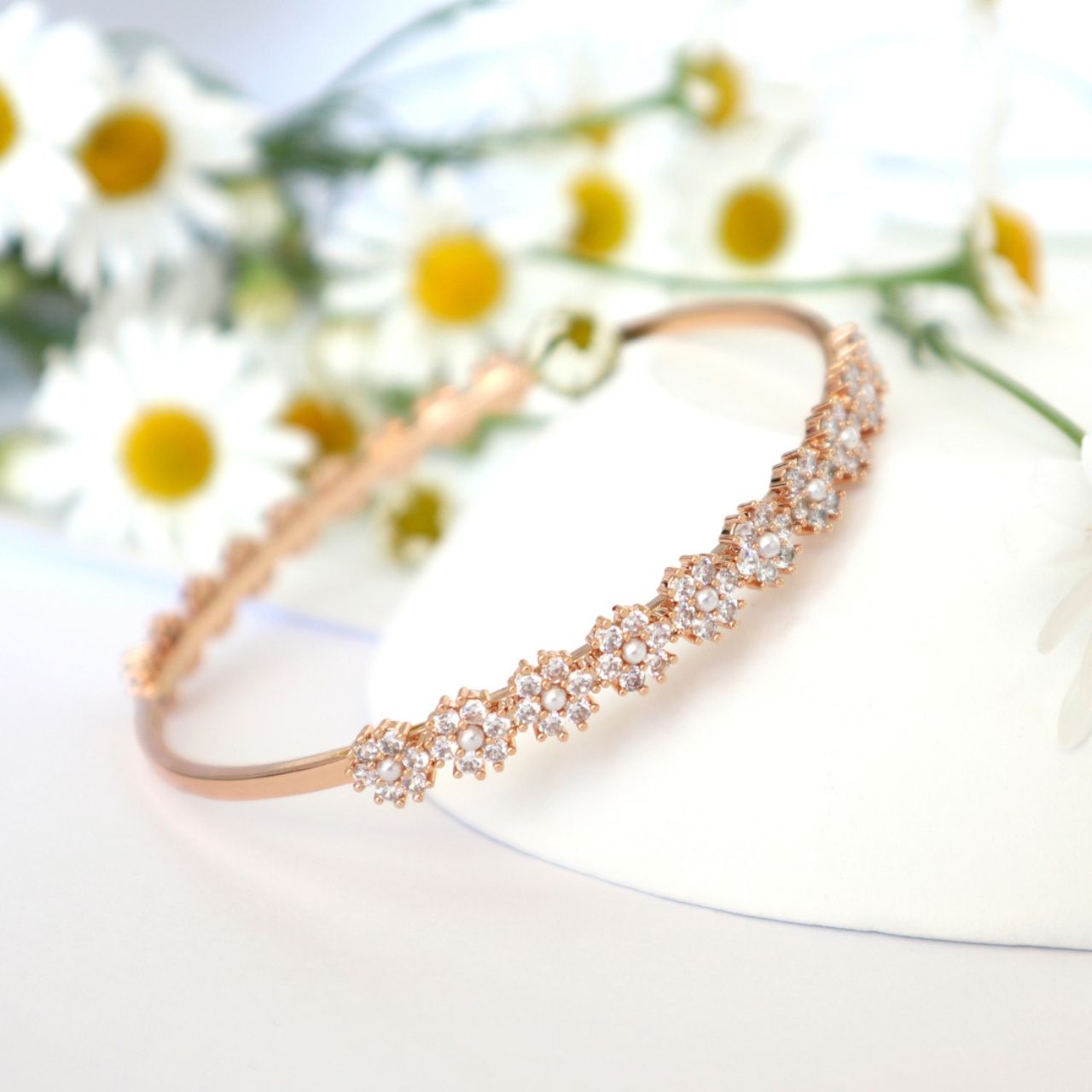Delicate yet dazzling, the Daisy CZ Bangle captures the lightness and charm of a blooming meadow. This elegant piece takes inspiration from the daisy’s timeless beauty, bringing a feminine and graceful touch to your jewellery collection.