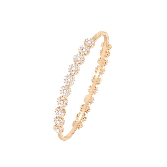 Delicate yet dazzling, the Daisy CZ Bangle captures the lightness and charm of a blooming meadow. This elegant piece takes inspiration from the daisy’s timeless beauty, bringing a feminine and graceful touch to your jewellery collection.