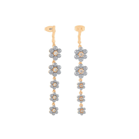 Graceful and eye-catching, the Daisy Grey Pearl Drop Earrings capture the beauty of blossoms in full bloom. Inspired by the delicate charm of daisies, these earrings bring a feminine yet modern touch to your jewellery collection.
