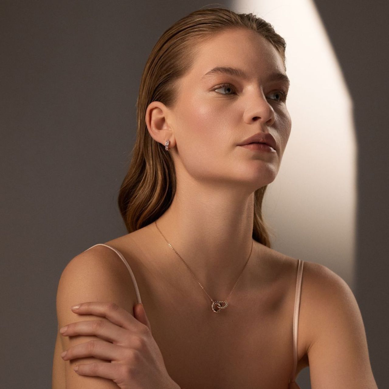 Expertly crafted by Tipperary, the elegant Halo Sunset Interlocking Pendant in Rose Gold and Pink is the perfect addition to any jewellery collection. The stunning interlocking design showcases modern sophistication, making it a standout piece for any occasion. Plus, with the new 2025 release, you'll be ahead of the trend curve.