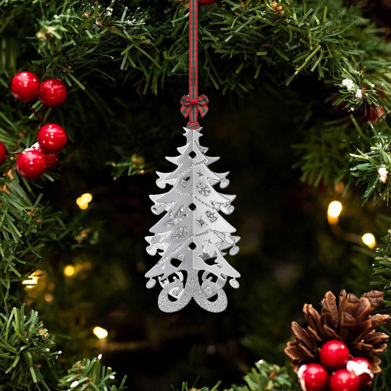 This heirloom-quality Christmas Tree decoration from Tipperary is a must-have for your holiday celebrations. Its elegant design is crafted with superior materials, ensuring long-lasting quality and durability. Display it proudly during the holiday season for an extra special touch.