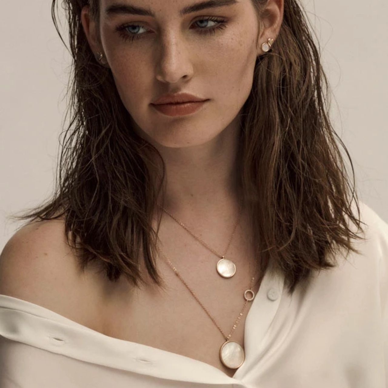 This pendant is crafted from Rose Gold and features a Mother of Pearl inlaid disc that hangs from a polished bale that moves freely on the delicate chain, this pendant closes with a lobster clip and is finished with a TC Fob.