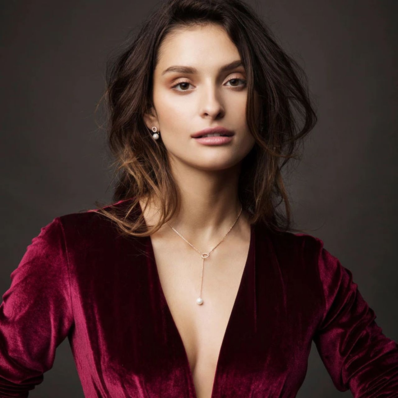 This versatile rose gold feeder drip necklace is a contemporary chic addition to any jewellery collection. Designed to be worn as a choker or a longer mid-length neck-piece.