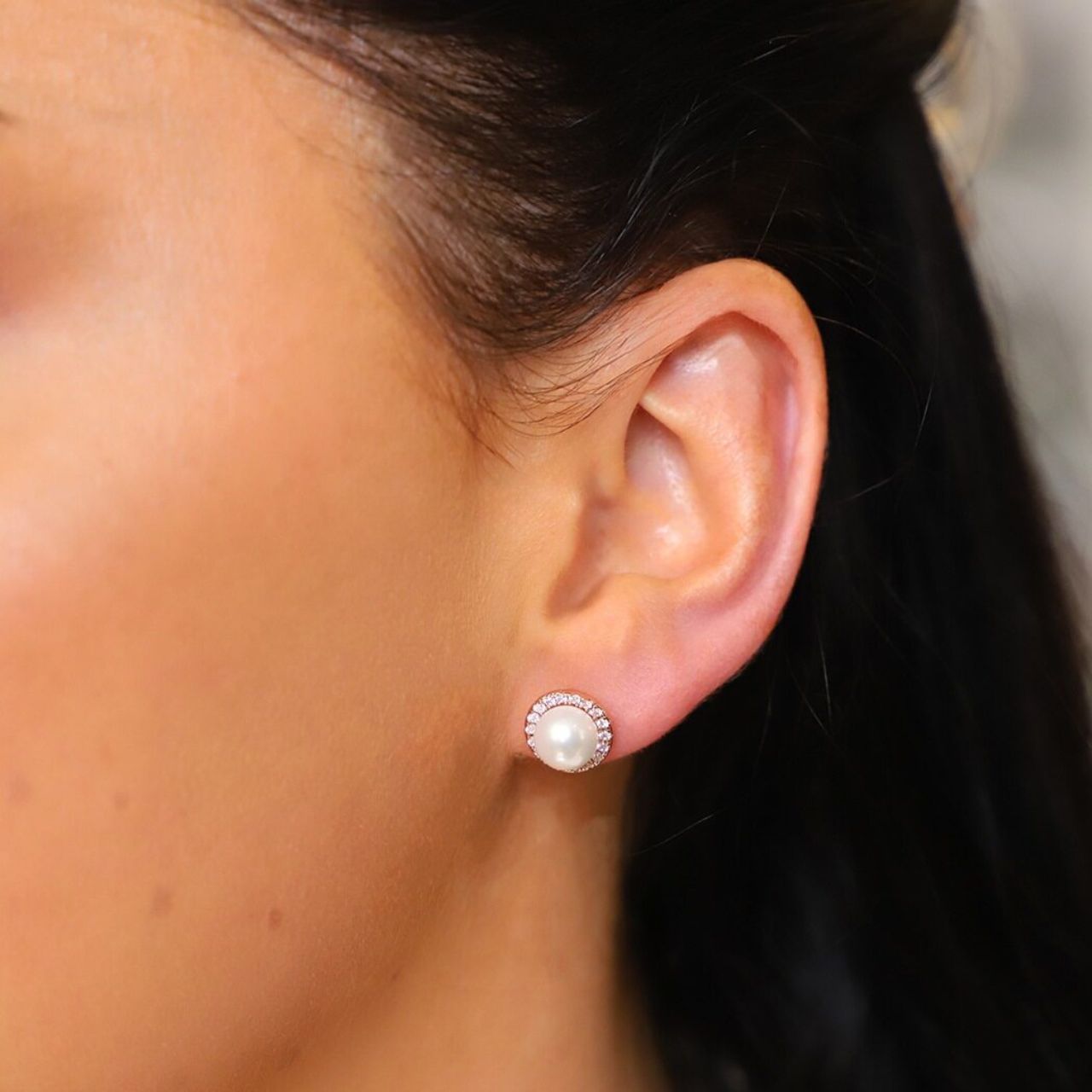 These beautiful earrings are crafted in rose gold, each dazzling circle is 10mm in diameter with a luminous pearl nestled in it’s centre.