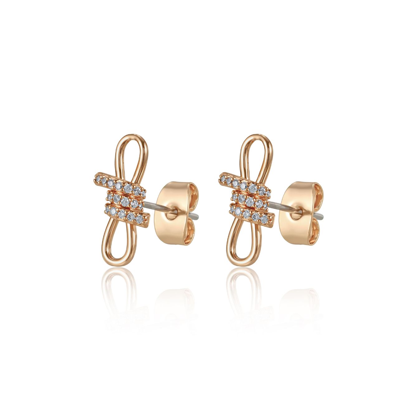 Elegant stud bow earrings crafted by Tipperary, featuring a timeless gold finish. These delicate studs combine classic design with quality craftsmanship, perfect for everyday wear or special occasions.