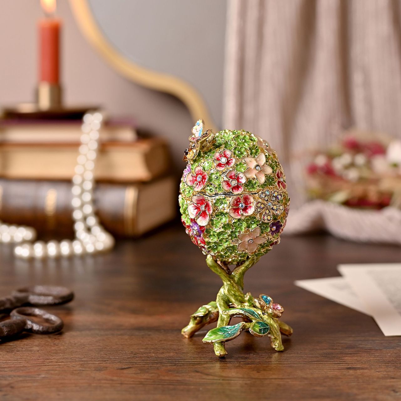 Features an attractive design which stands out with sparkling embellishments, further adding artistic appeal.