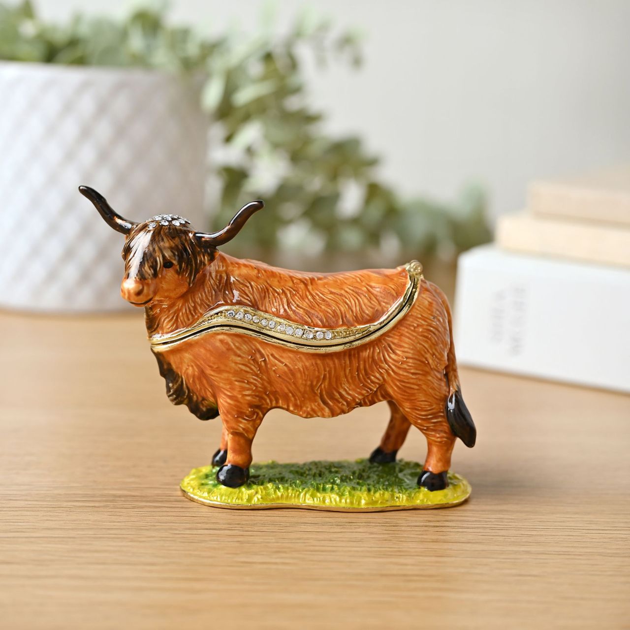 Experience the elegance of the Treasured Trinkets – Highland cow by STRATTON, a trinket box that captures the wonder of these majestic animals.
