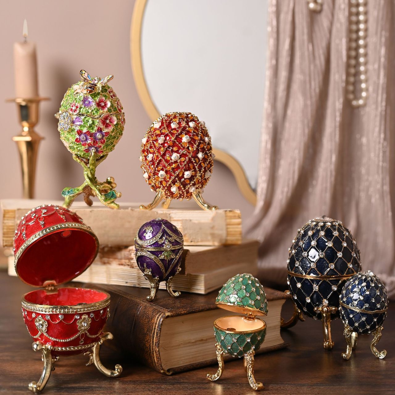 Painted in a majestic red colour with stunning gold and crystal patterns, this trinket box is a wonderful ornament to complement a mantelpiece, bookcase or cabinet.