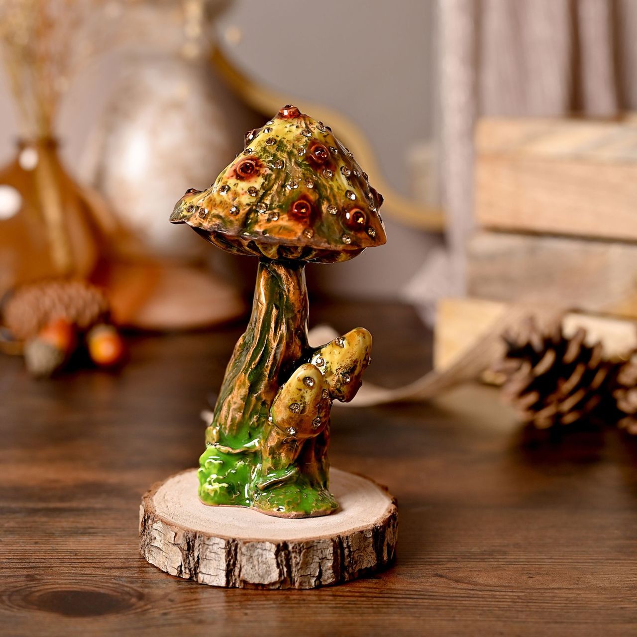 Step into the enchanting world of the Treasured Trinkets – Mushroom by STRATTON, a whimsical and meticulously crafted trinket box that captures its endearing charm.