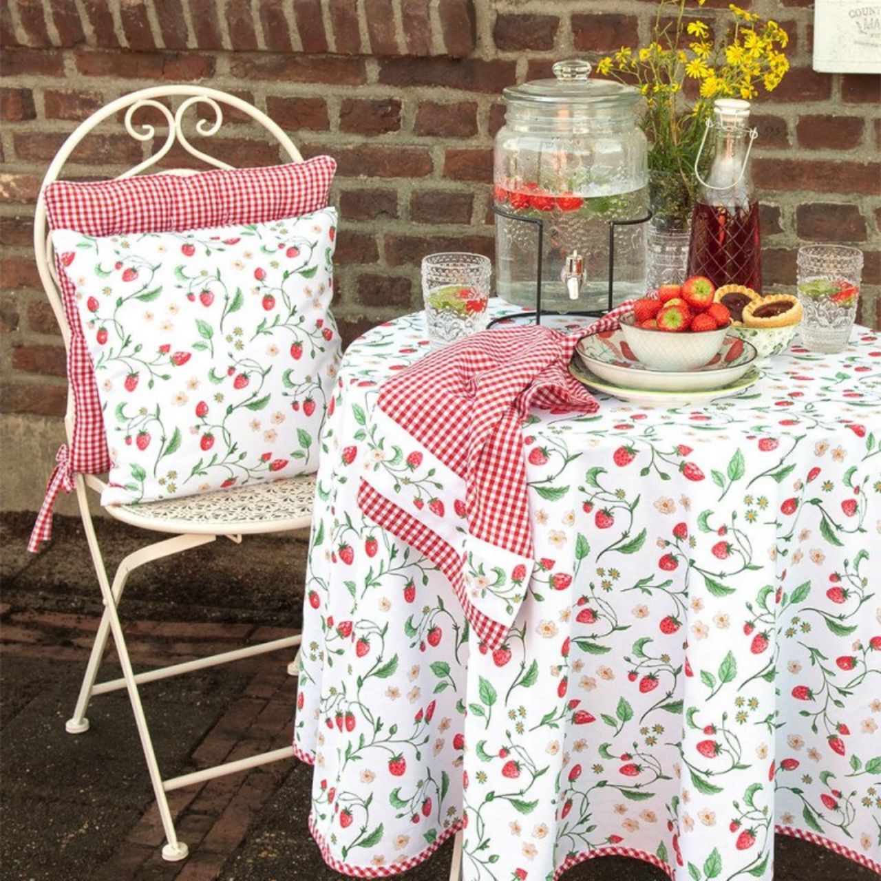 Our outdoor Bistro Furniture is affordable, functional, and incredibly stylish. This vintage bistro table and chair set will add a classic touch to your garden, balcony or patio this summer. Upgrade your garden, balcony, or patio with a classic touch this season.