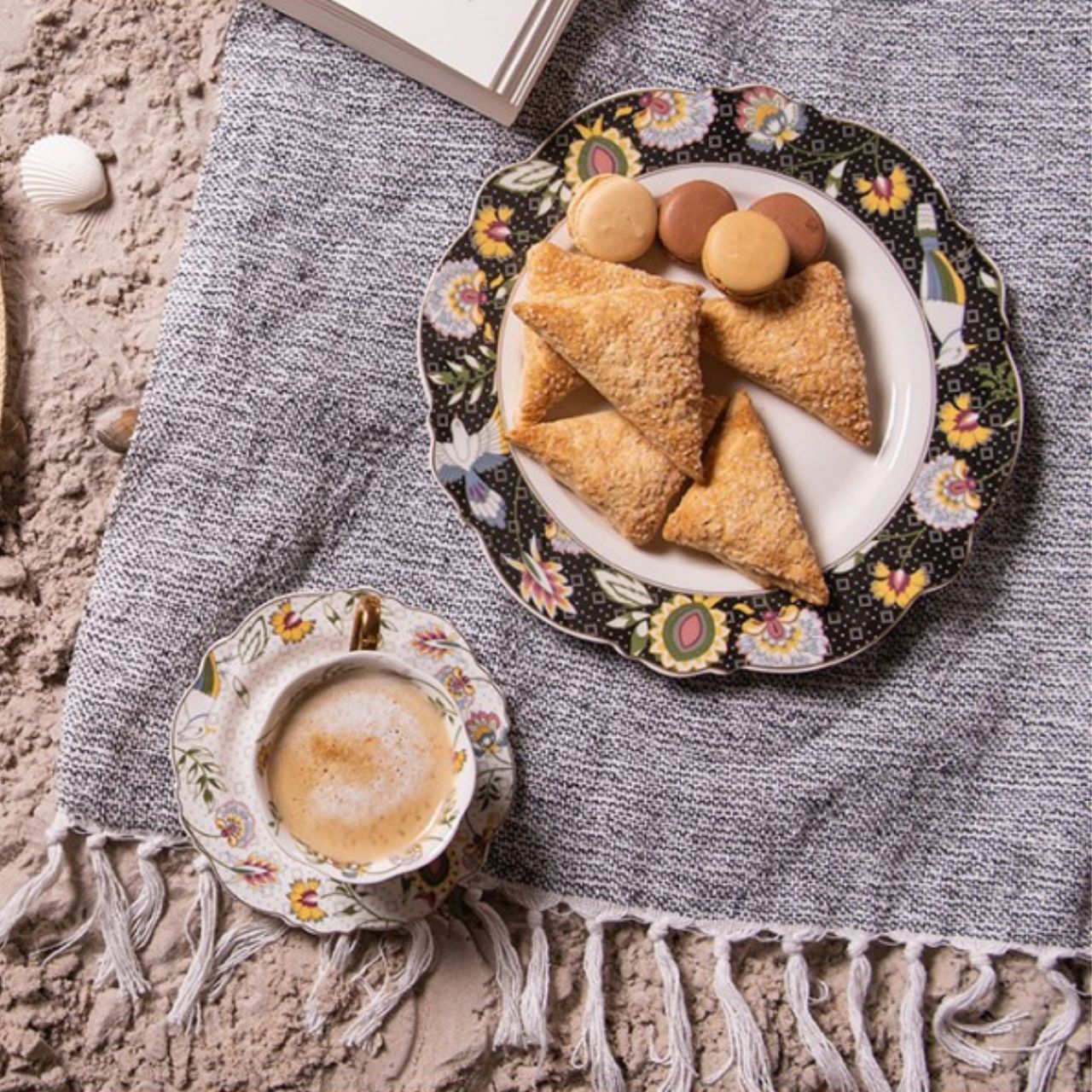 Made from high-quality ceramic, this cup and saucer set offers durability and is resistant to daily use. The refined design with a floral print and subtle gold accents makes this set a true eyecatcher on your table.