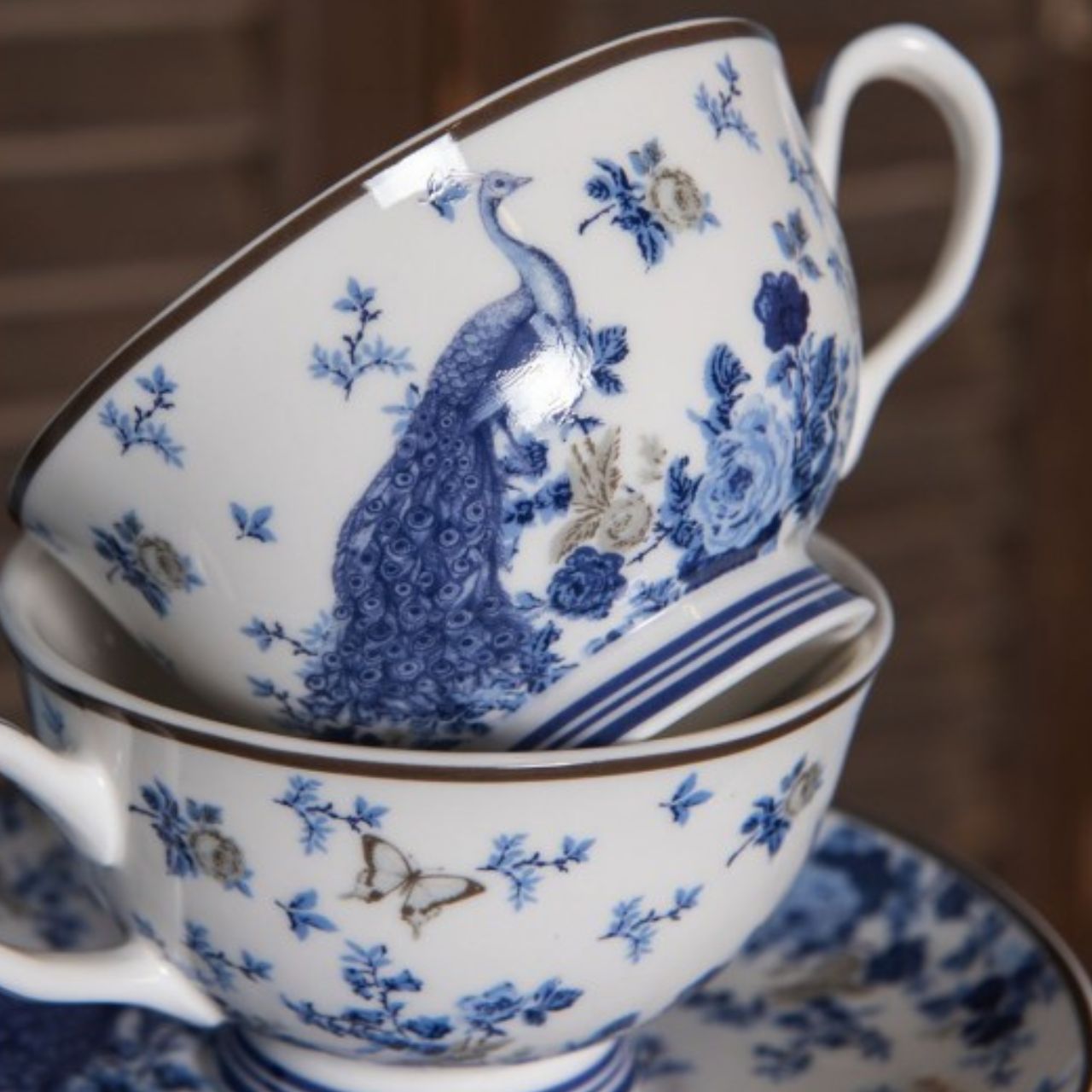 An elegant high-tea or simply a tea lover? Your tea will taste even better with our cups and saucers! Our cups come in the most unique designs; covered with antique, vintage, or cute prints. But we also have plain cups and saucers with a stylish design for those who don’t like prints that much. Great for a cup of cappuccino!