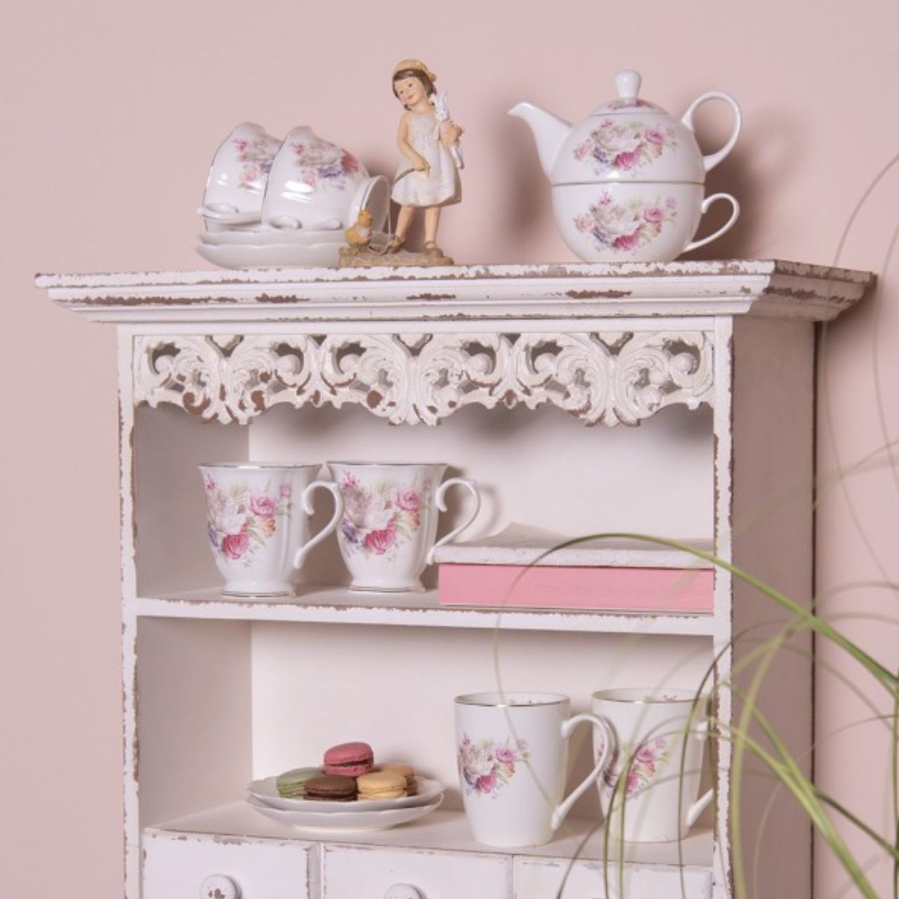 Made from high-quality ceramic, this cup and saucer set offers durability and is resistant to daily use. The refined design with a floral print and subtle gold accents makes this set a true eyecatcher on your table.