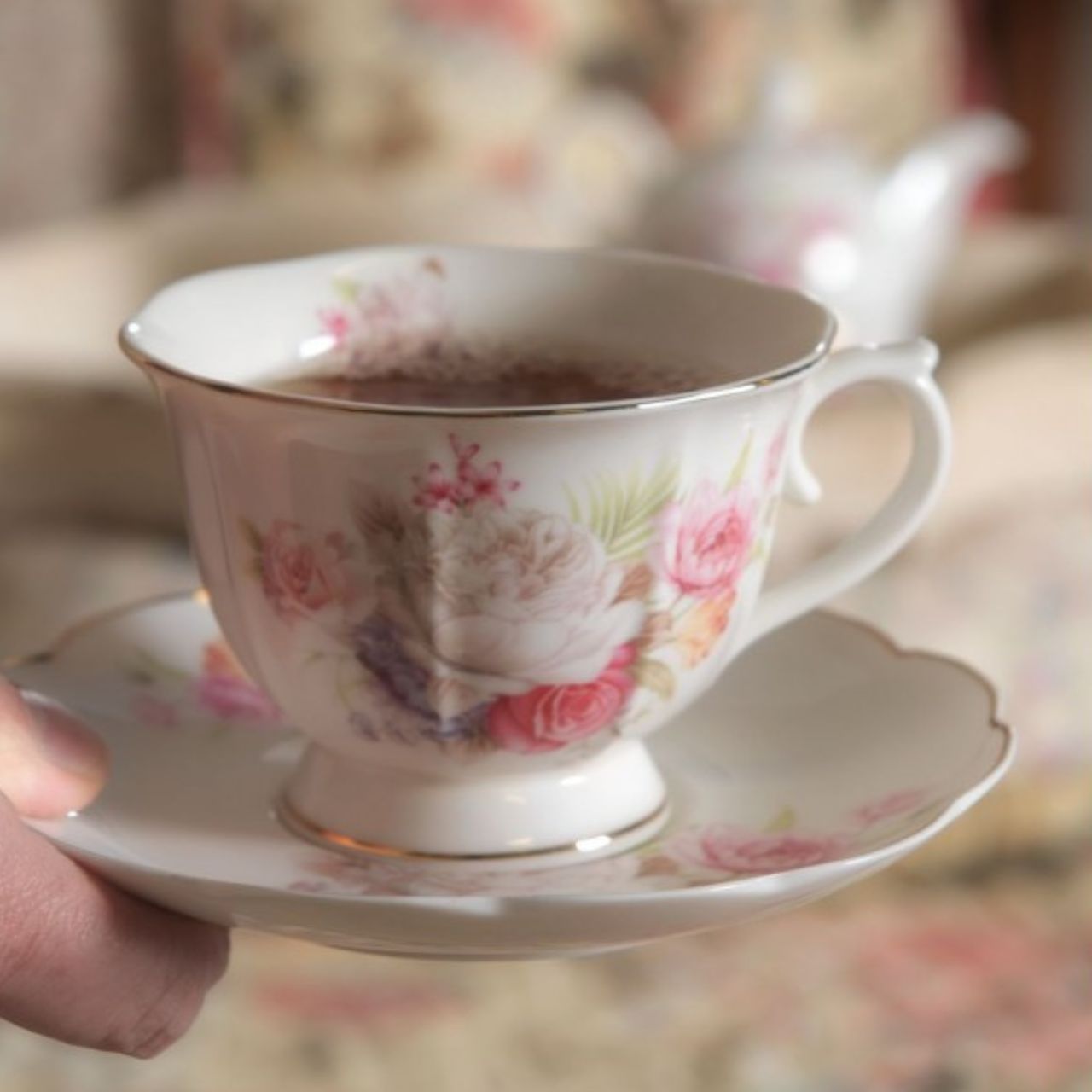 Made from high-quality ceramic, this cup and saucer set offers durability and is resistant to daily use. The refined design with a floral print and subtle gold accents makes this set a true eyecatcher on your table.