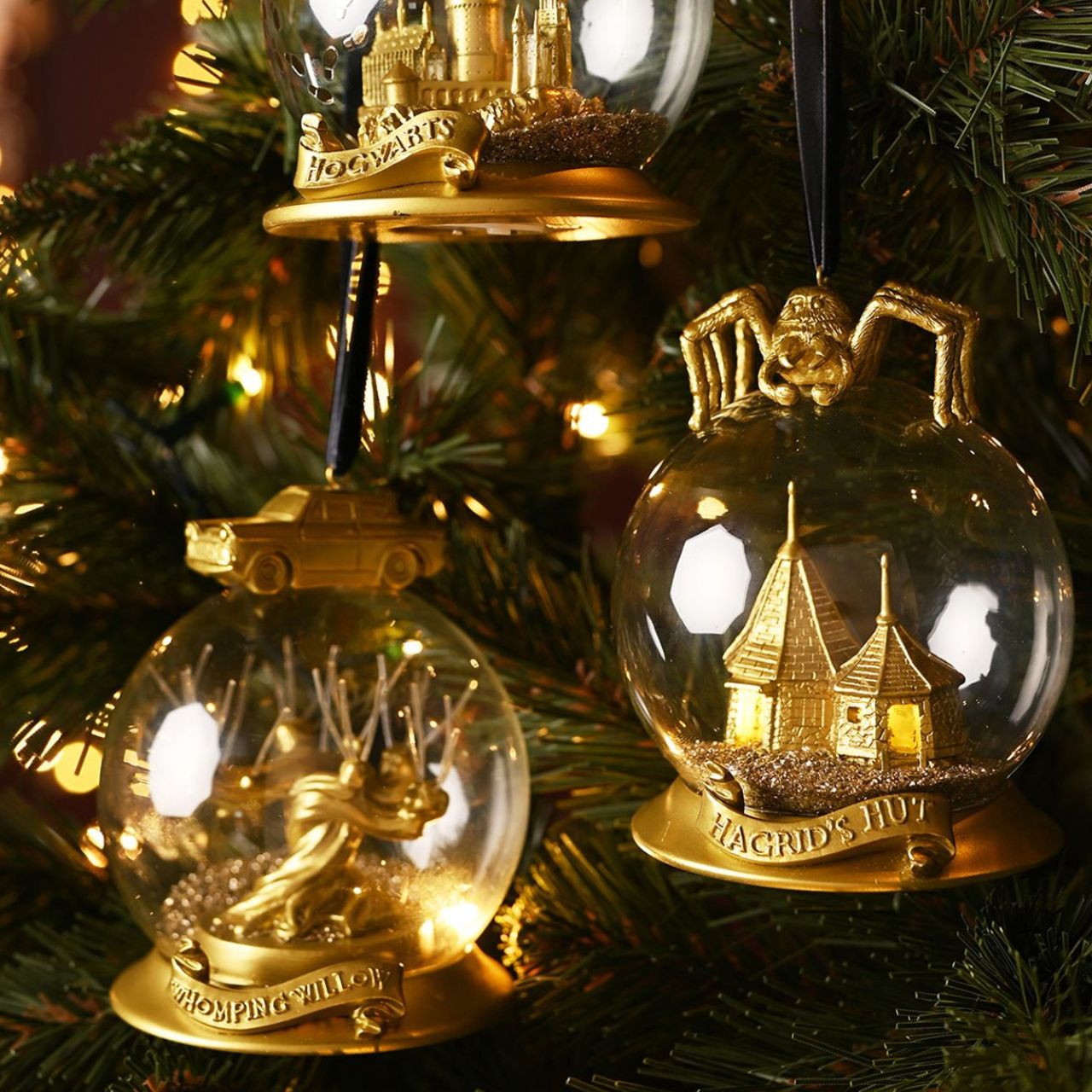 The Warner Bros Harry Potter Alumni LED Collectable Bauble - Hogwarts is a mesmerizing ornament featuring a miniature Hogwarts.