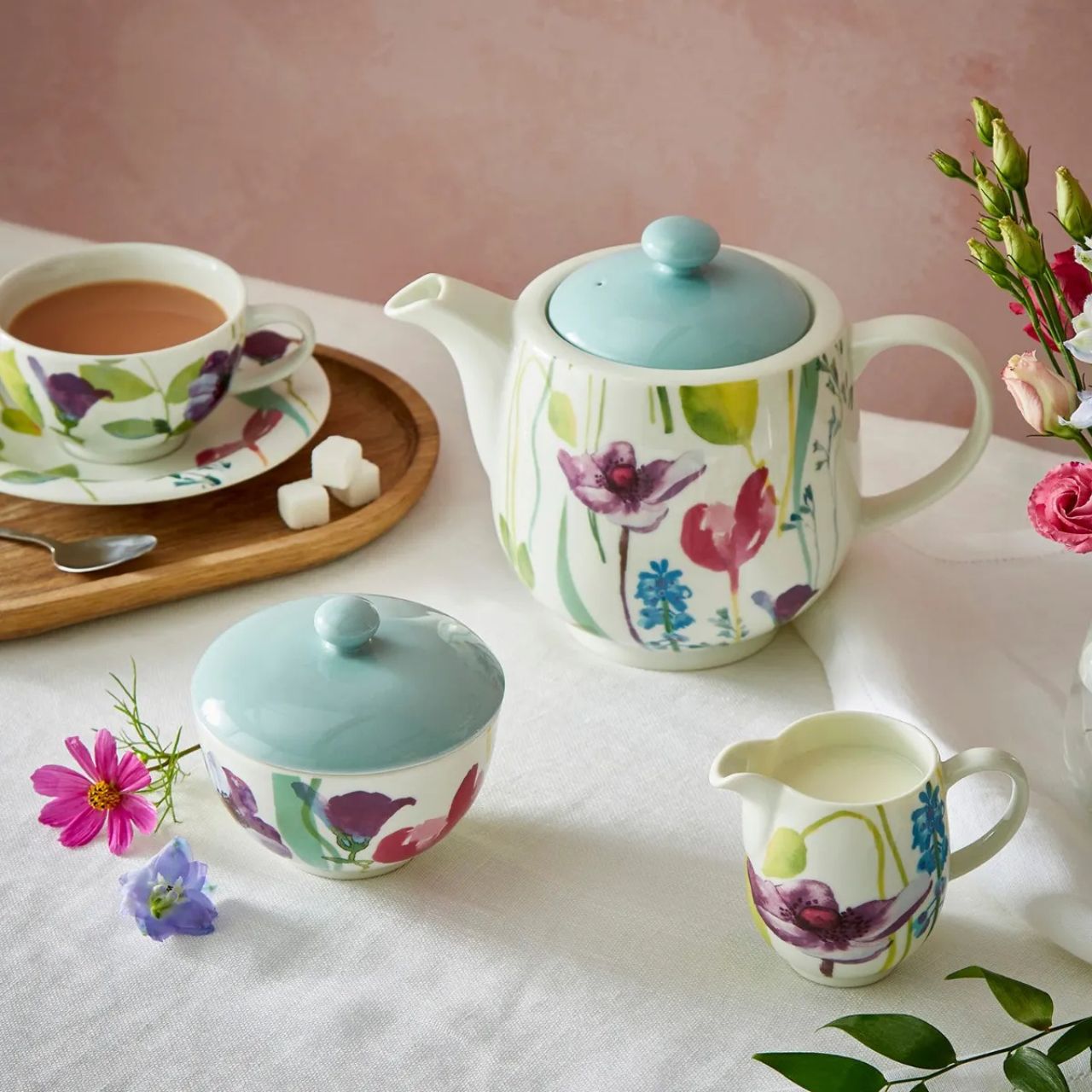 This vibrant set has everything you need to perfectly present tea at any time of day