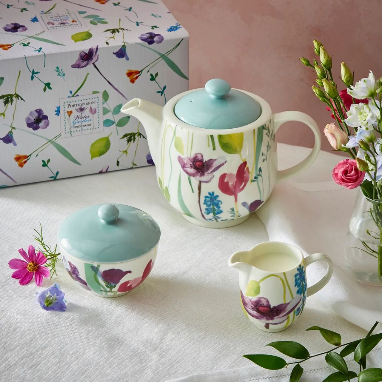 This vibrant set has everything you need to perfectly present tea at any time of day