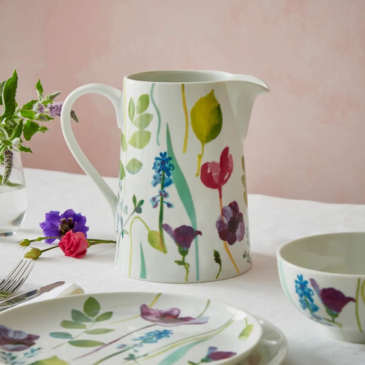 Whether you're serving ice-cold water or a refreshing cocktail, brighten up your table with this gorgeous porcelain jug from Portmeirion. Made for entertaining, the jug features a large handle and curved spout for the perfect pour. 