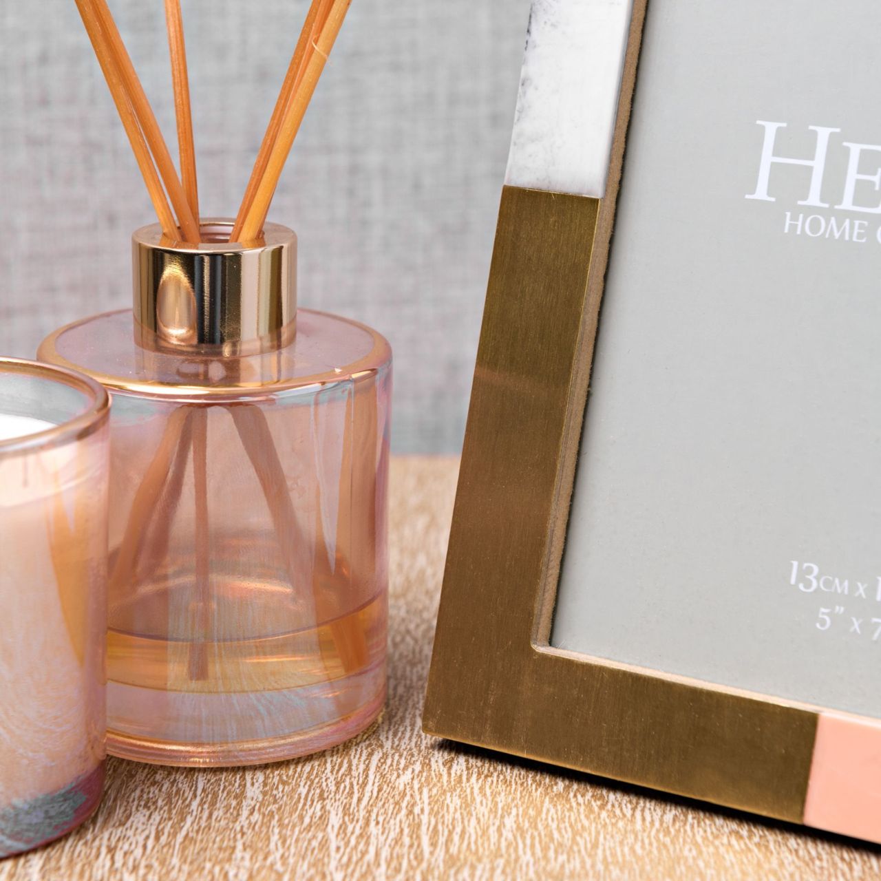 Give a precious snap the perfect place to shine with this gorgeous resin frame with brass inlay details.